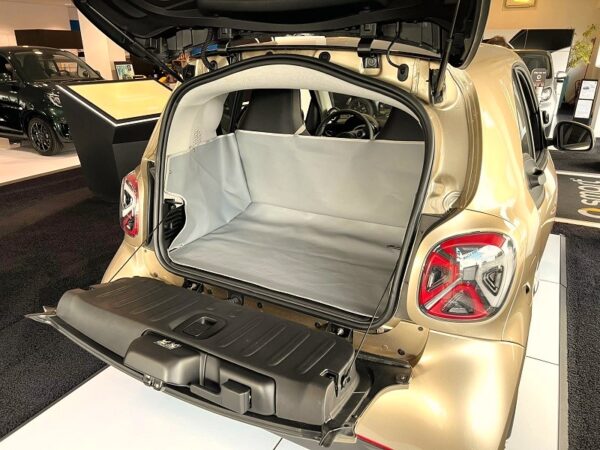 Vasca per Baule su misura + Protezione Paraurti su misura compatibile per: Lancia Voyager 7 posti 2011-15 - Nero Weathertech CargoLiner
