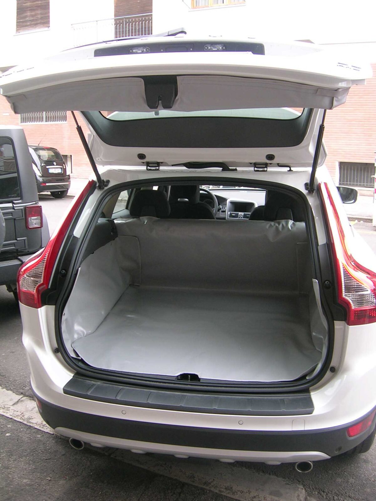 Telo Protettivo Bagagliaio Per Cani Volvo XC60 2018-2024 - Impermeabile, Antiscivolo, Con Paraschizzi Laterali