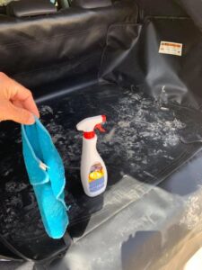 Pulizia peli del cane e fango nel baule dell'auto